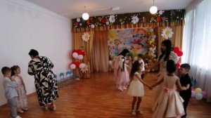 Прощальный танец с воспитателями