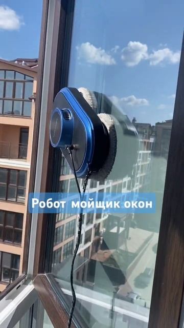 Имеется бачок для дезсредств  с автоматической подачей. Моет качественно, а главное - безопасно