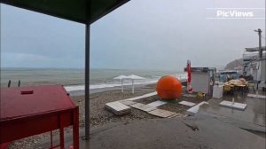 Шторм в Туапсе сегодня 17 июня 2025. Гроза и волны Черное море. Погода в Туапсе сейчас