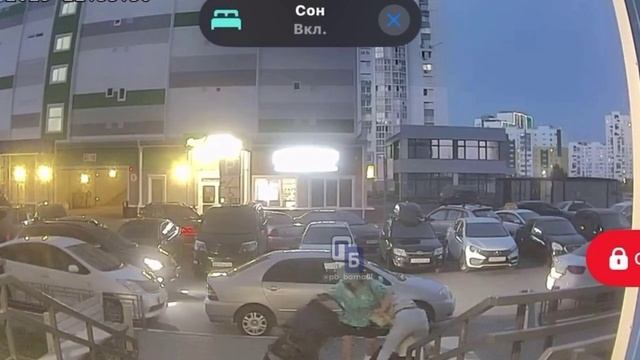 Женщина набросилась на мать с ребенком в Барнауле смотреть онлайн