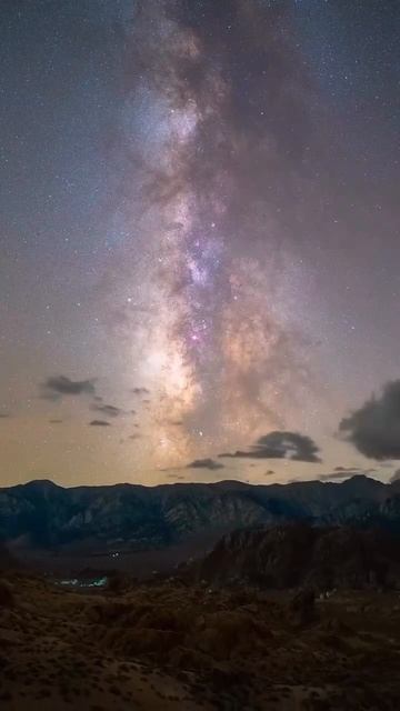 В начале видео показано как небо крутится над неподвижной Землей, Далее над вращающейся смотреть онлайн