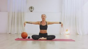 Йога для начинающих. Разминка и немного асан. Марина Звягина-видео-1