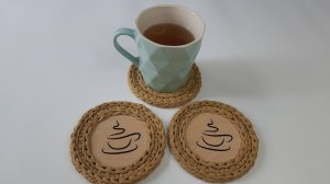 Подставка под кружку вязаная крючком из полиэфирного шнура на деревянном донышке. МК. Мастер класс