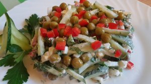 Салат  с зелёным горошком и огурцом