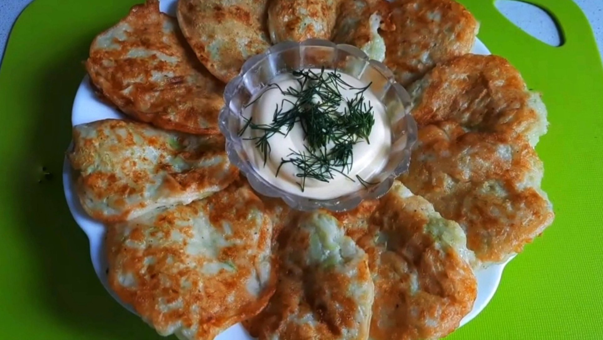 Оладьи из кабачков. Классический, простой рецепт. Быстро и вкусно готовим всё лето. смотреть онлайн