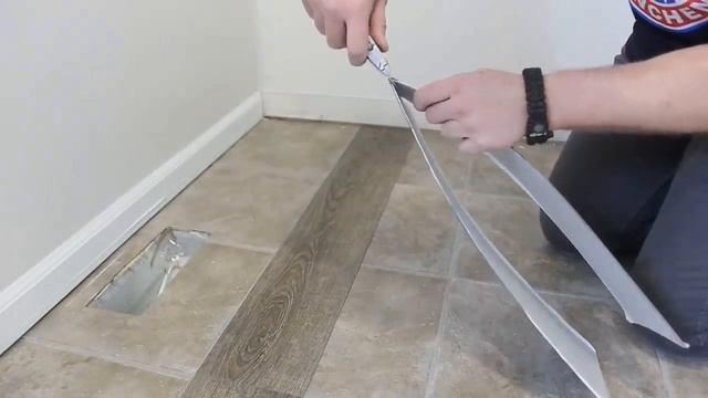 Самоклеящиеся виниловые полы для ванной комнаты, укладка ПВХ плитки своими руками. Пошаговое видео смотреть онлайн