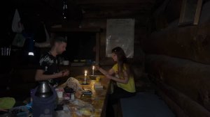 Изба в глухой тайге. Нашли и спрятались от непогоды. Выжить вместе