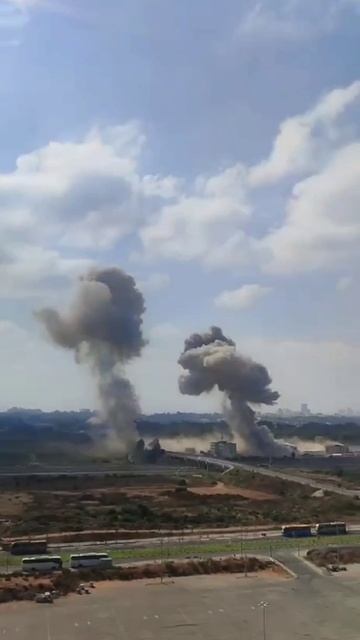 А вот и данные объективного контроля: первые минуты иранской бомбардировки, целью которой стали штаб смотреть онлайн