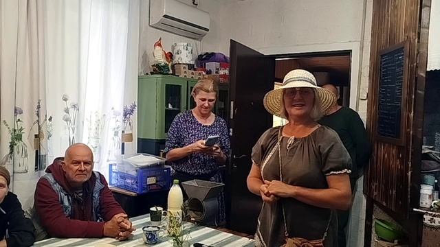 НАШЕСТВИЕ ТУРИСТОВ! смотреть онлайн