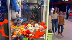 Марк исследует случайные маленькие машинки Hot Wheels