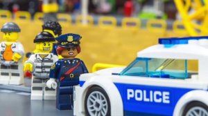 Мультик про лего человечков / погоня полицейских за преступниками / стройка лего тюрьмы