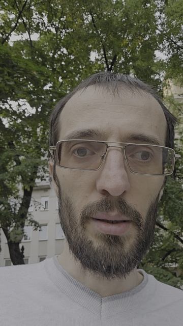 Девушка зарабатывает тысячи долларов на лепке пельменей