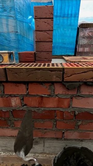 Укладка первого ряда лицевых кирпичей