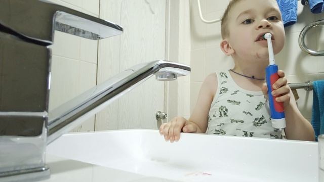 Артём научился чистить зубы🫶Всем доброе утро 🍫☕ смотреть онлайн