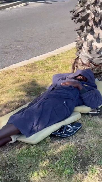 Как думаете что ему снится? #уснуларано #юар #seapoint #capetown #бомжи #кейптаун #сипоинт #африка