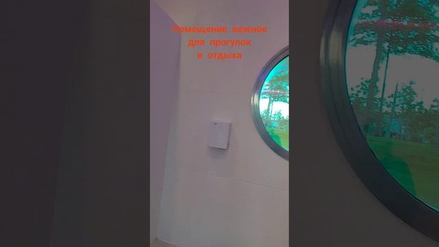 Новое стеклянное здание с иллюминаторами вместо окон в парке облаков. смотреть онлайн