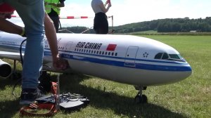 Летающие модели пассажирских лайнеров.