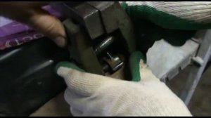 Замена пальца - ремонт дверных петель на Шевроле Нива.