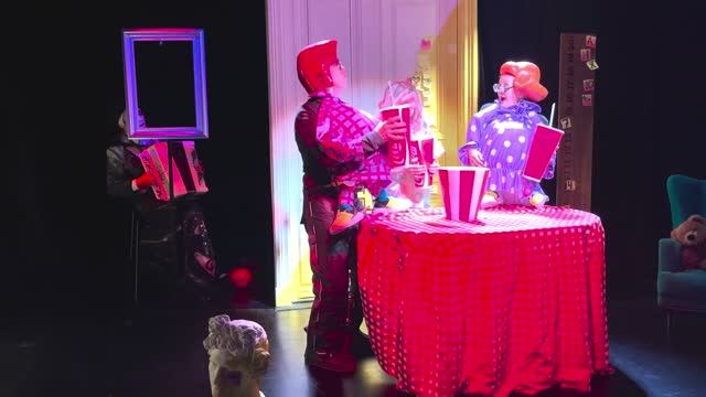 Премьера спектакля «Родители напрокат» (6+)_сюжет ТК «Ветта» смотреть онлайн