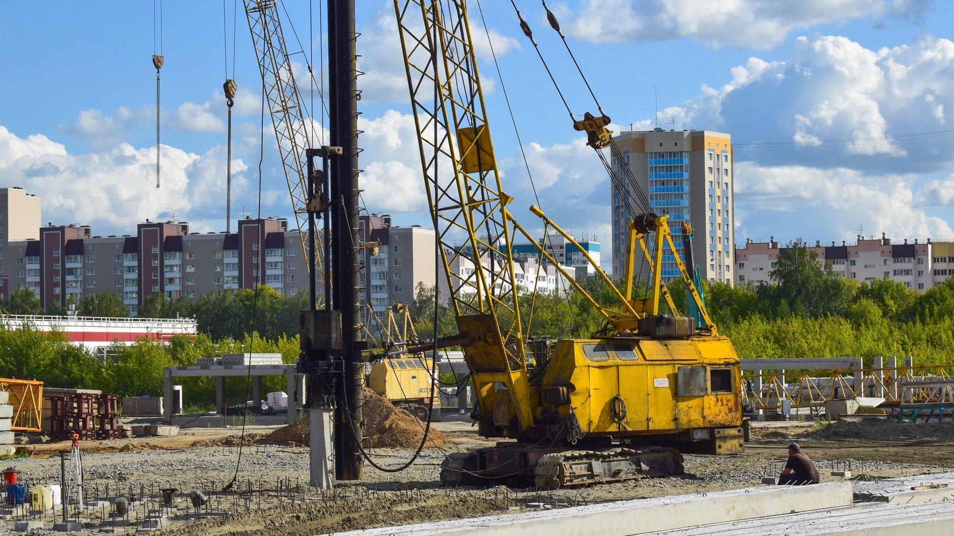 Кран RDK-250 с копровой установкой. Забивка сваи.