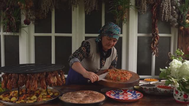 Kənd Həyatı. Жареные куриные ножки с овощами по-домашнему смотреть онлайн