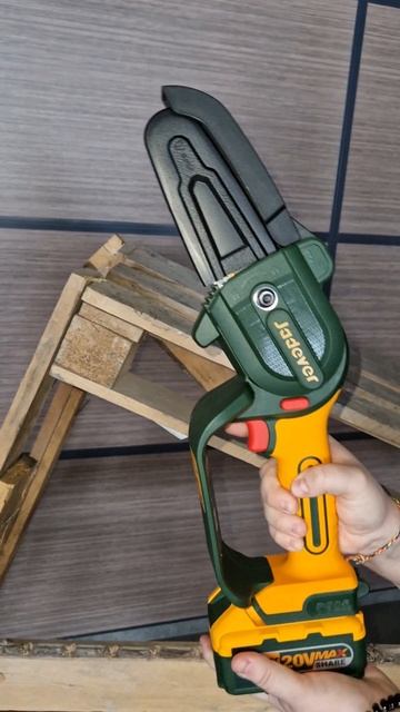 Проверили В ДЕЙСТВИИ: Аккумуляторную цепную пилу (мини) JADEVER