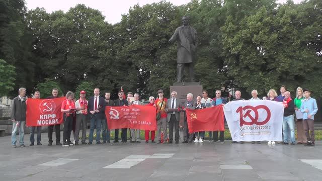 Алые гвоздики пламенному революционеру и борцу с фашизмом! смотреть онлайн