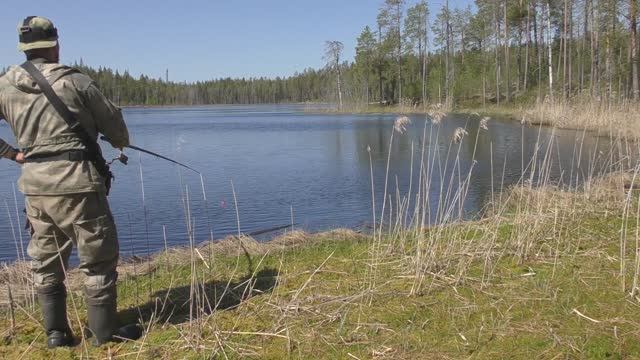 РЫБАЛКА НА ЛЕСНОМ ОЗЕРЕ. ЛОВ ПЛОТВЫ НА УДОЧКУ. ЗАБРАЛСЯ В ДЕБРИ ЗА ПЛОТВОЙ. ДОБРАЯ РЫБАЛКА смотреть онлайн