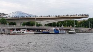 День России.Подвесной мост в Зарядье над Москвой рекой