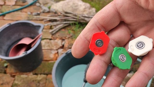 Аккумуляторная минимойка - вместо опрыскивателя.