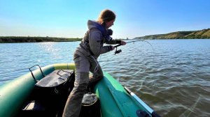 ОН ВЗЯЛСЯ НОЧЬЮ В ШТОРМ! РЫБАЛКА С ЛОДКИ НА САЗАНА И КАРАСЯ