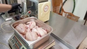 Шприц-инъектор для посола мяса в работе, копченые бройлеры корнишоны