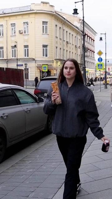 На улице уже тепло, а значит можно взять шаурму и перекусить на ходу ☀️