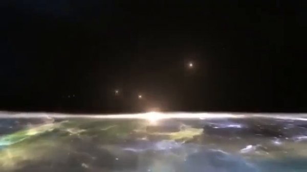 "Нелокальное мышление: Разгадка парадокса ЭПР в контексте космических явлений"