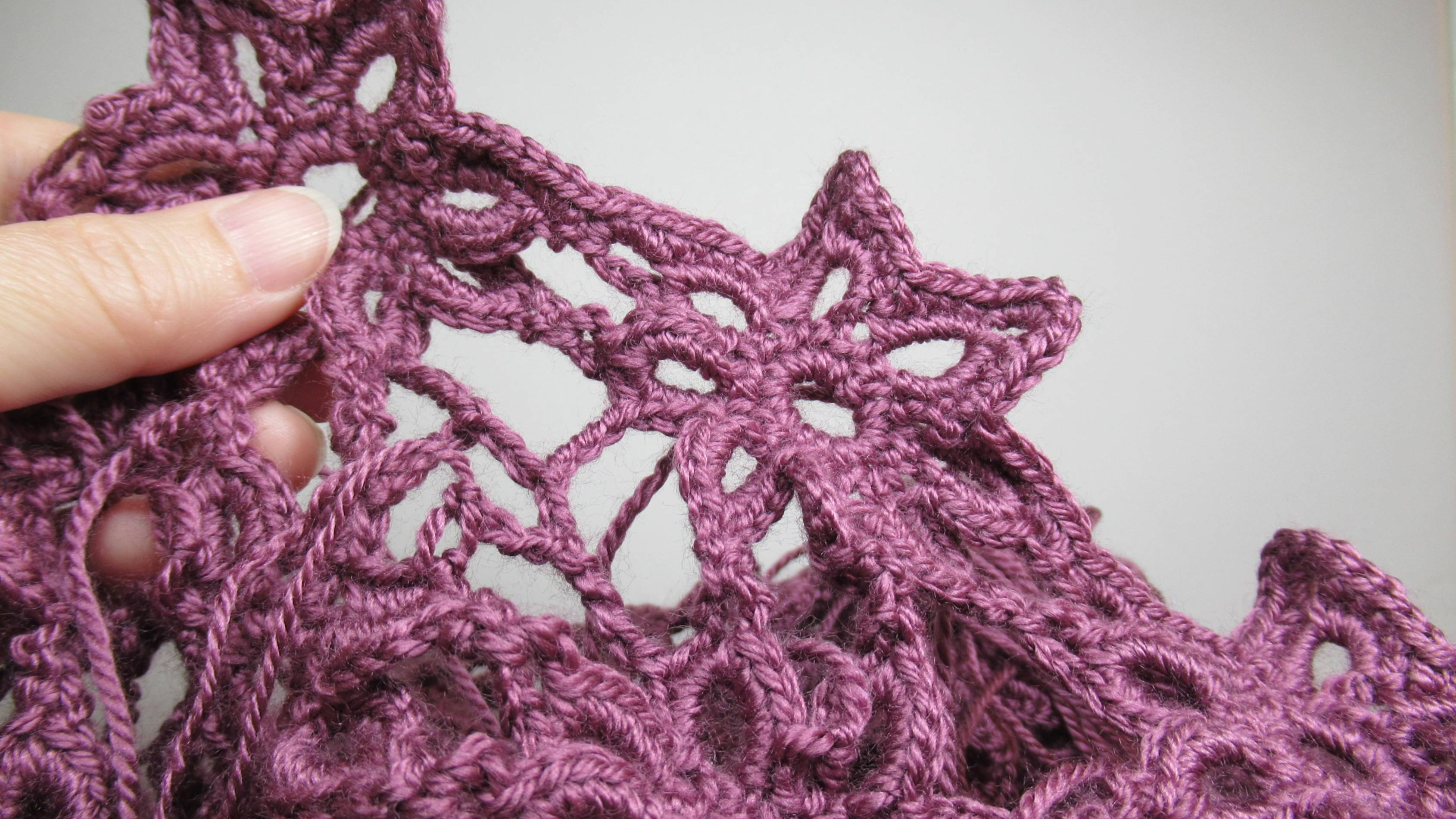 Как обвязать крючком край изделия из связанных вместе цветочков смотреть онлайн