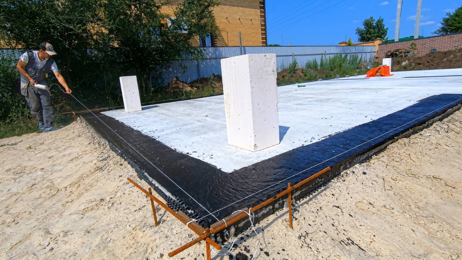 🏡ПРОСТОЙ СПОСОБ КЛАДКИ ПЕРВОГО РЯДА ГАЗОБЕТОНА / Строю дом для своей семьи СВОИМИ РУКАМИ смотреть онлайн