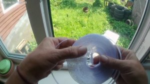 Спасаемся от мух.Приклеиваю москитную сетку на окно.