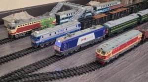 Модель китайской железной дороги тепловозы DF4D, DF8B, электровоз HXD3C с вагонами