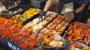 Уличная еда в Китае: Что едят в Дунгуане? 😲🔥 #китайскаяеда #чтоедятвкитае #китай2025