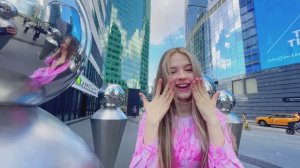 У меня крутая школа! На видео я иду из офиса школы. Мы с папой давали интервью.