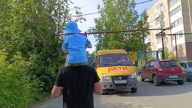 Как хорошо у папы на плечах 🫶 смотреть онлайн