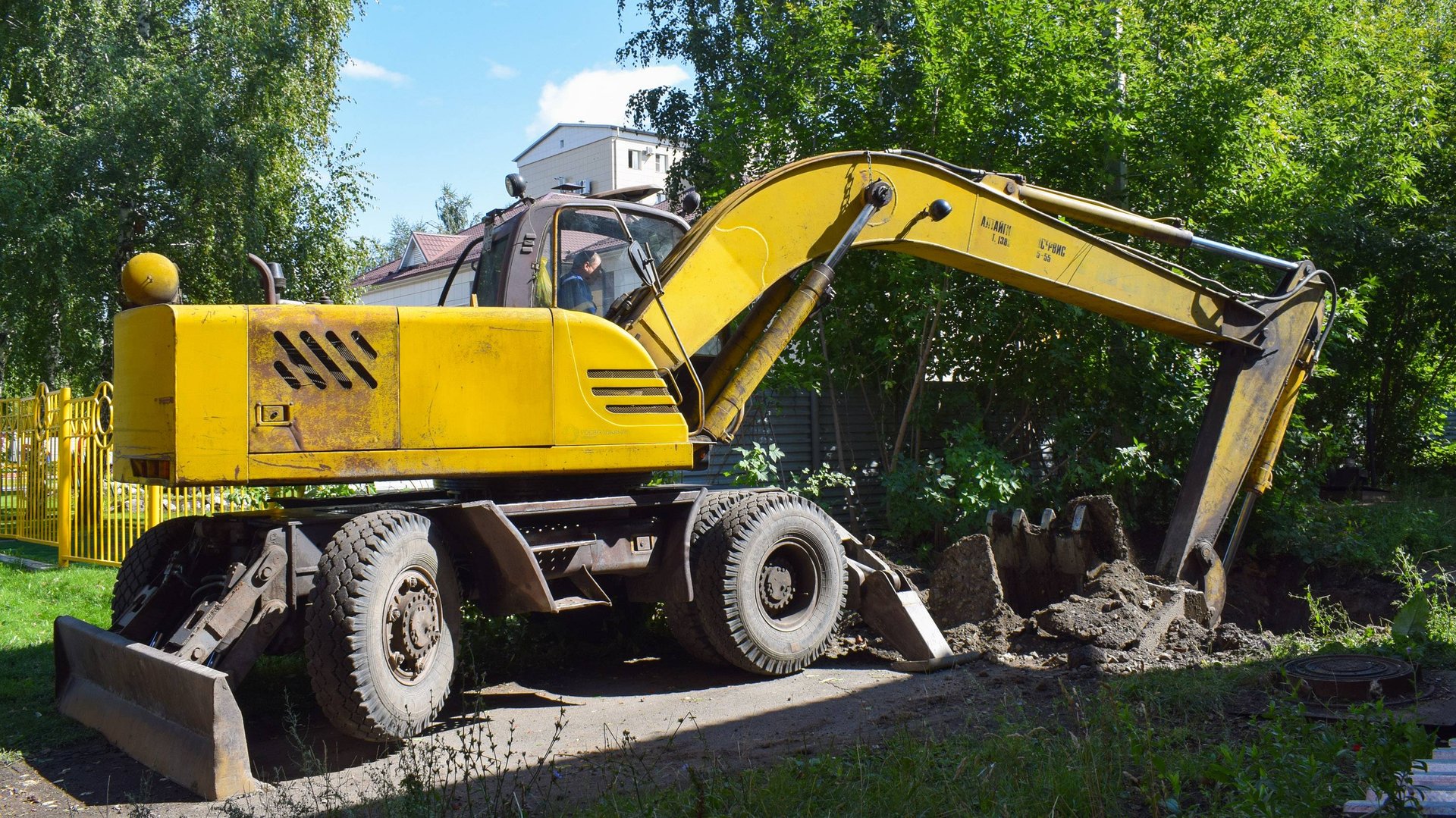 Экскаватор ТВЭКС ЕК-18. Работа. смотреть онлайн