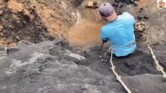 Строительство, шахтёры сбивают песок со стен карьера смотреть онлайн