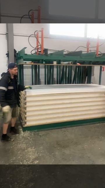 Обработка ОСБ-плит перед сборкой и спрессовка в СИП-панель