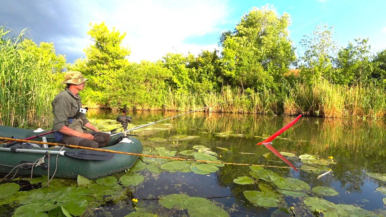 В ДИКИХ МЕСТАХ - КРУПНОЕ ТОПИТ ПОПЛАВОК!! Рыбалка на карася летом смотреть онлайн