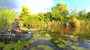 В ДИКИХ МЕСТАХ - КРУПНОЕ ТОПИТ ПОПЛАВОК!! Рыбалка на карася летом