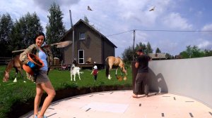 Жизнь в селе. СДЕЛАЛИ БОЛЬШОЙ БАССЕЙН. ЗАПОЛНИЛИ ВОДОЙ. Как далеко школа и детсад от лесной деревни