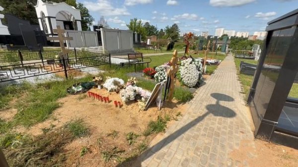 В ГРОБУ ЕЁ ЛИЦО БЫЛО ПРИКРЫТО БЕЛОЙ ВУАЛЬЮ | МОГИЛА ТОП МОДЕЛИ СВЕТЛАНЫ САВИЦКОЙ | ТРОЕКУРОВСКОЕ