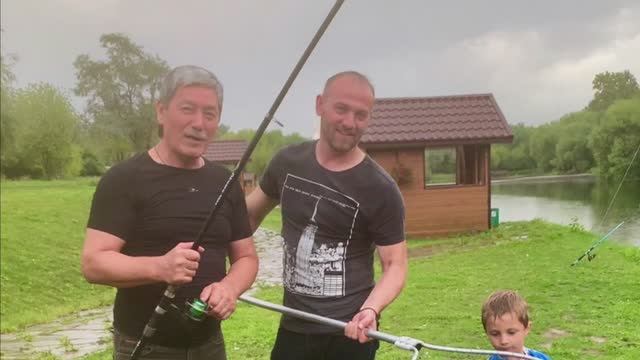 На рыбалке рыбаки