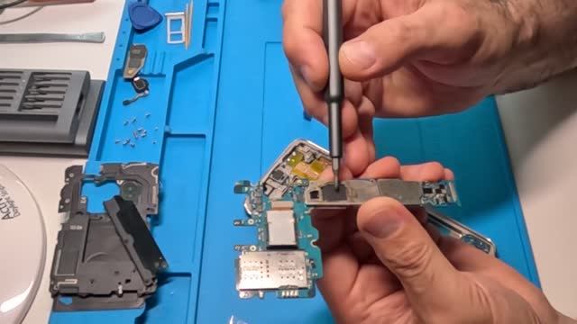 Завис телефон Samsung Galaxy S8 Plus Прожарка процессора и памяти смотреть онлайн